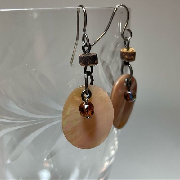 Mother of Pearl Medallion earrings - Picture 4 of 6